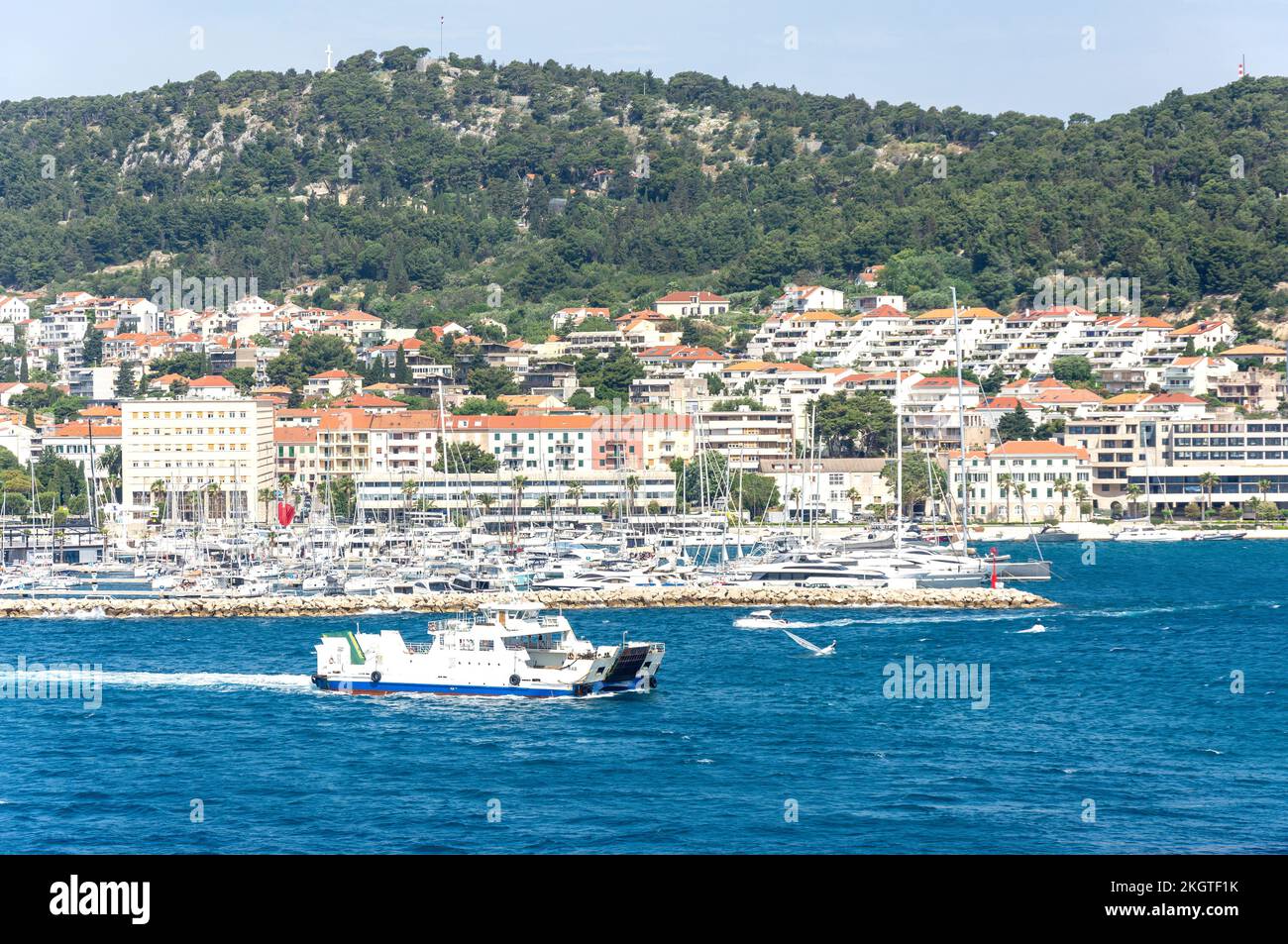 Traghetto per il porto che passa per ACI Marina Split, Spalato, Repubblica di Croazia Foto Stock