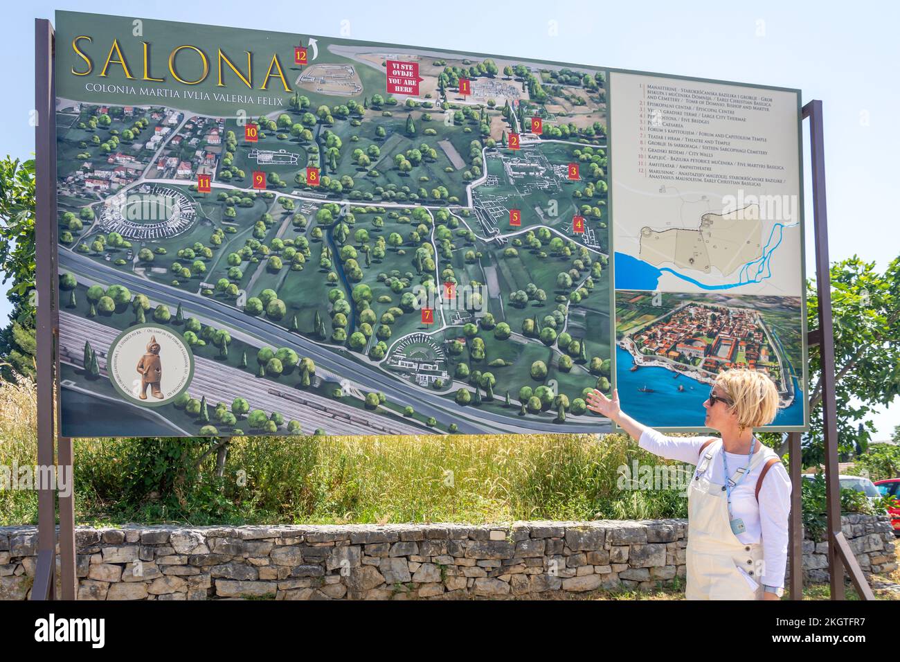 Guida locale che spiega la mappa del sito, l'antica città di Salona, Solin, la contea di Spalato-Dalmazia, Croazia Foto Stock