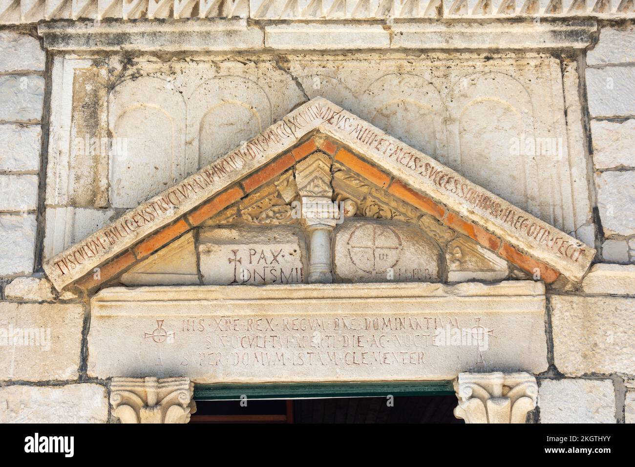 Antiche iscrizioni sul portale di ingresso al museo, antica città di Salona, Solin, Split-Dalmazia County, Croazia Foto Stock
