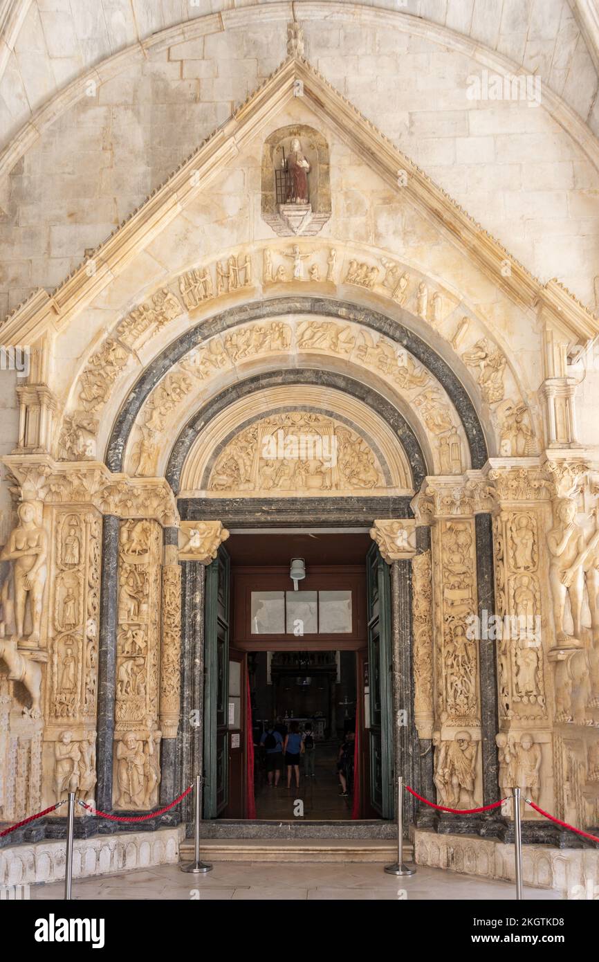 Portale di Radovan all'ingresso della Cattedrale di Trogir, Kula Sv Marka, Città Vecchia, Trogir, Contea di Spalato-Dalmazia, Croazia Foto Stock