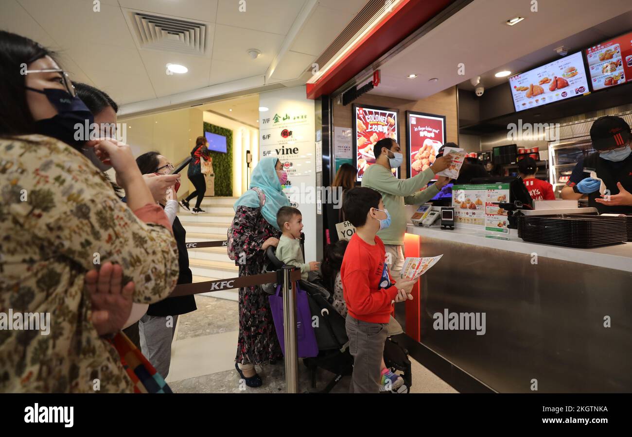 Una famiglia musulmana acquista il suo primo pasto KFC certificato halal presso il negozio KFC ChuangHH London Plaza (Jordan), certificato halal dal 4 novembre 2022. 04NOV22 SCMP / Xiaomei Chen Foto Stock