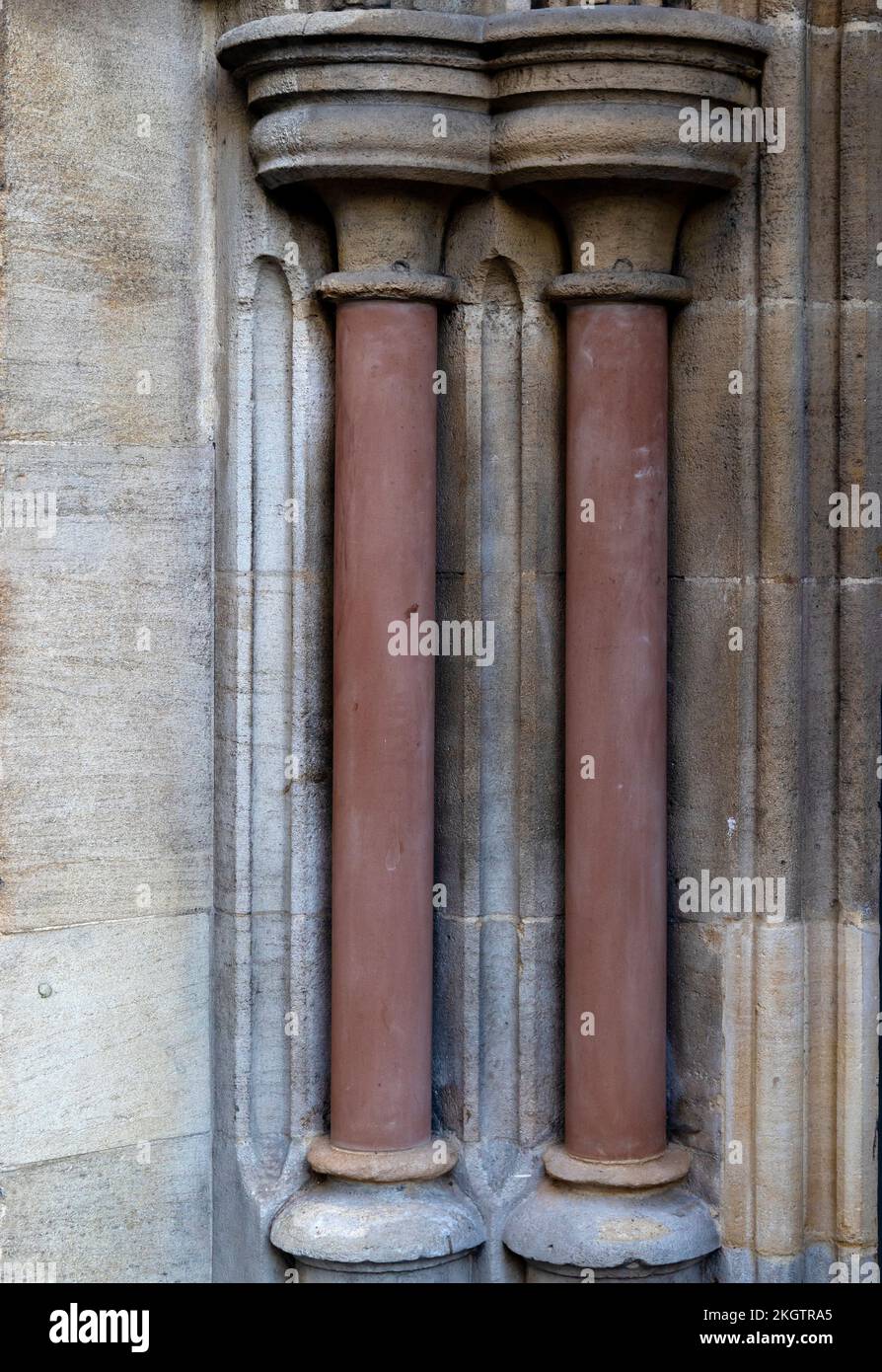 Struttura di fondo di tubi in terracotta in vecchie pareti in pietra Foto Stock