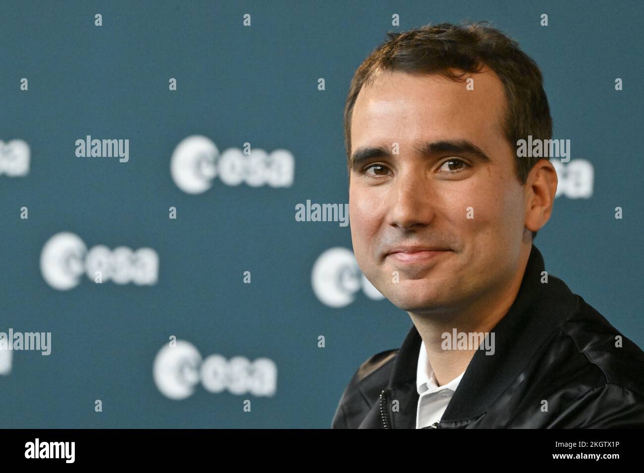 Raphael Liegeois, apprendista astronauta, raffigurato durante il consiglio dell'Agenzia spaziale europea (ESA) a livello ministeriale (CM22), a Parigi, mercoledì 23 novembre 2022. L'ESA annuncia la selezione di quattro o sei astronauti. Se ci fosse un belga, il Segretario di Stato Dermine afferma che sarebbe "un segnale eccellente per il settore spaziale in Belgio e un incredibile stimolo a promuovere la scienza in Belgio, in primo luogo tra i giovani”. FOTO DI BELGA ERIC LALMAND Foto Stock