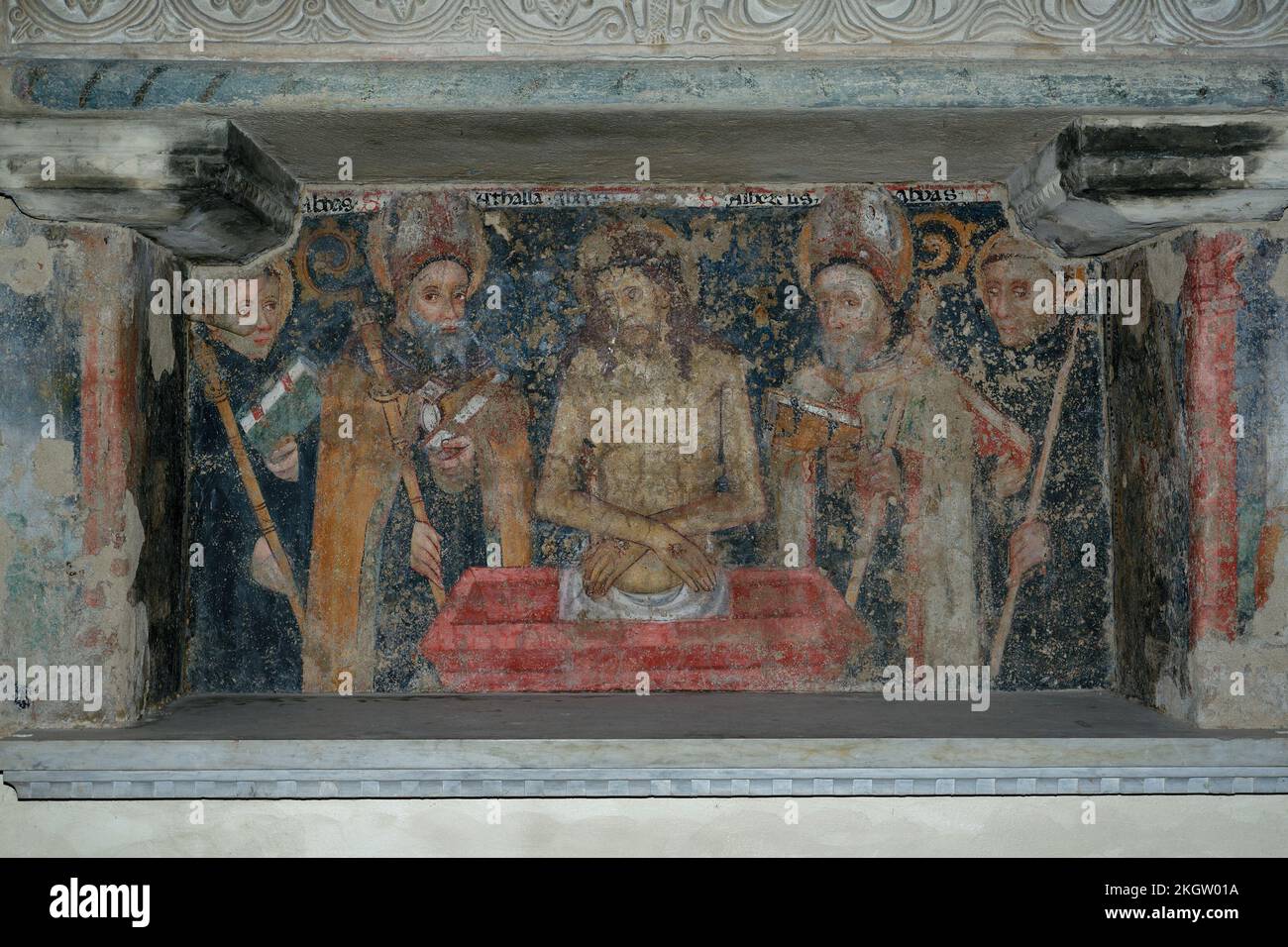 Cristo deposto con santi, abati e monaci (15th ° secolo) - fresco sotto la tomba di Santa Attala - Cripta di Abbazia di Bobbio Foto Stock