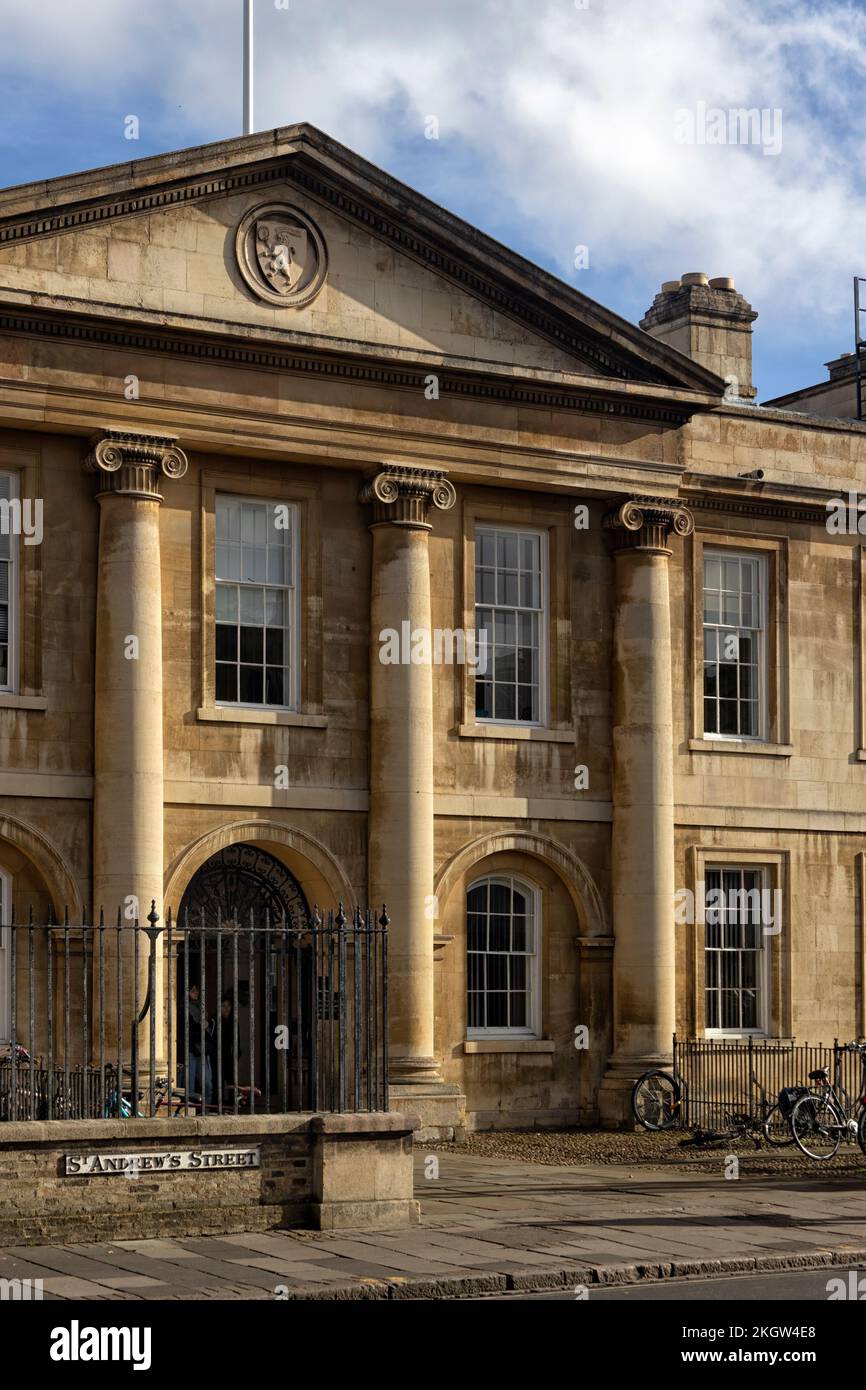 CAMBRIDGE, Regno Unito - 31 OTTOBRE 2022: Ingresso ornato all'Emmanuel College, Università di Cambridge Foto Stock
