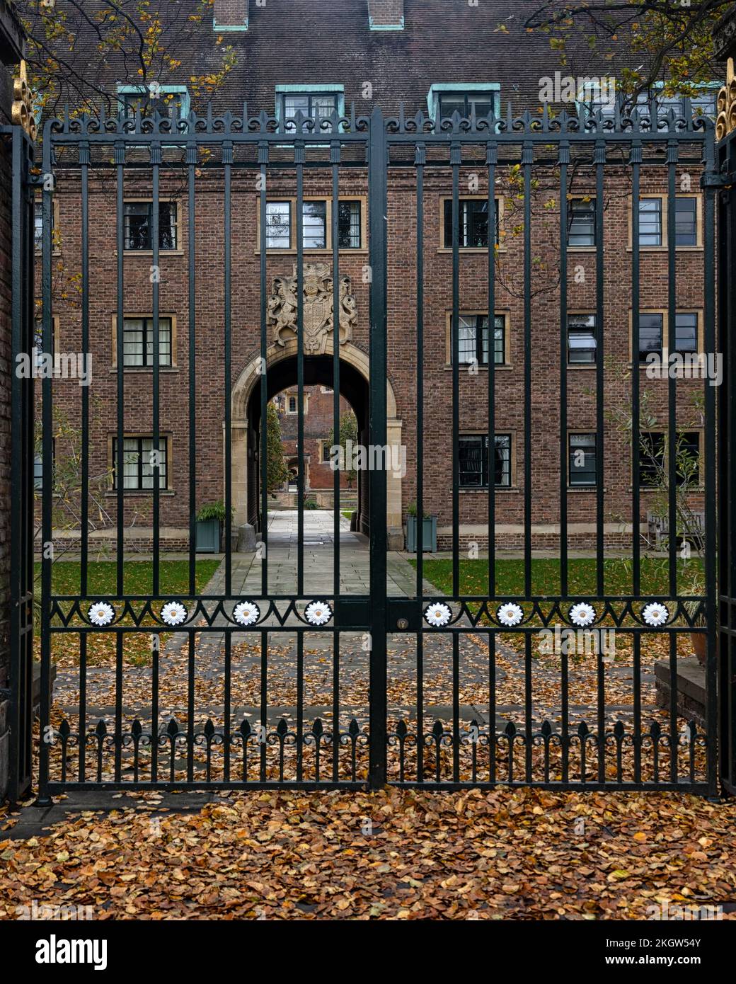 CAMBRIDGE, Regno Unito - 31 OTTOBRE 2022: Vista attraverso le porte in ferro battuto fino al St John's College Foto Stock