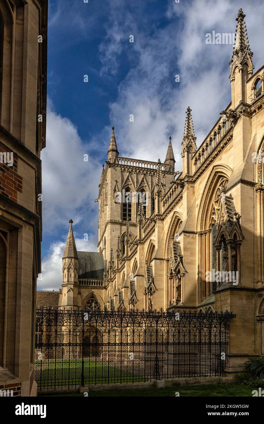CAMBRIDGE, Regno Unito - 31 OTTOBRE 2022: Vista esterna della St John's College Chapel Foto Stock
