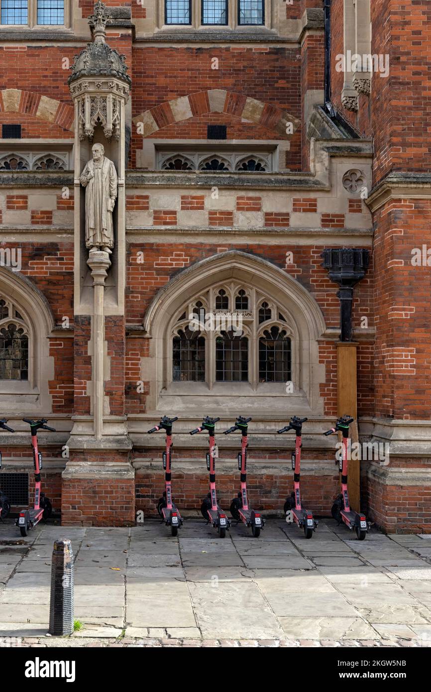 CAMBRIDGE, Regno Unito - 31 OTTOBRE 2022: E-scooter elettrici parcheggiati al di fuori della sede universitaria Foto Stock