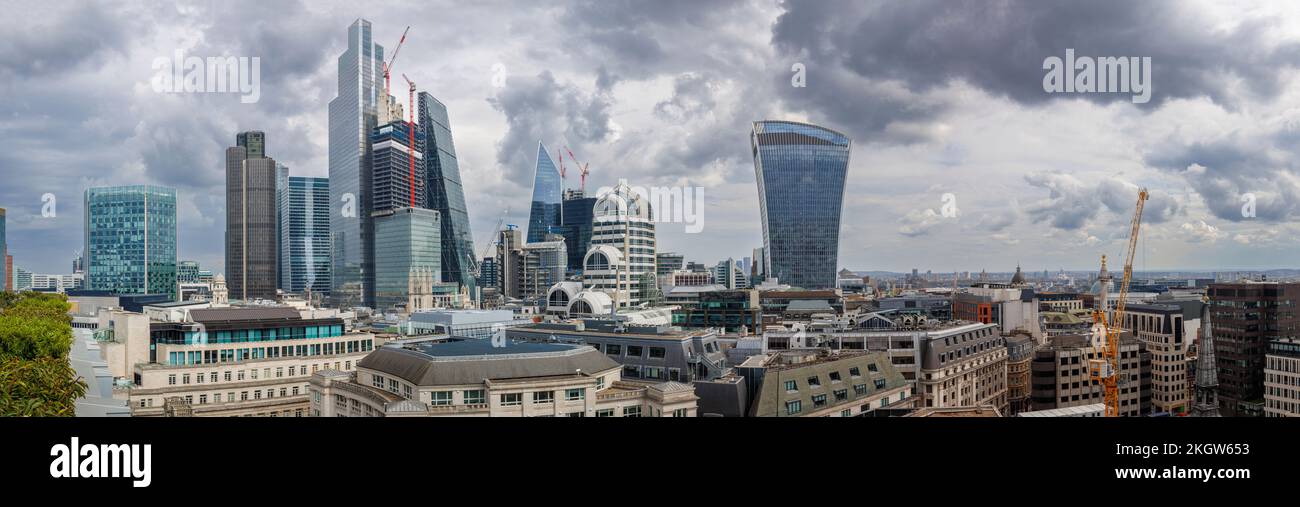 Vista panoramica dei grattacieli della città di Londra, con 8, 22 e 100 Bishopsgate, Tower 42, Cheesegrater, Scalpel e Walkie Talkie Foto Stock