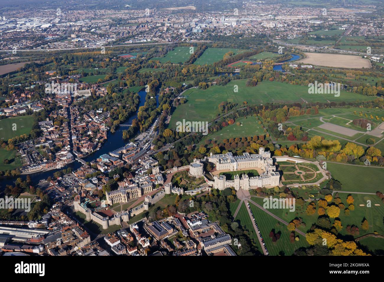 Vista aerea panoramica di Windsor ed Eton con il Tamigi in una giornata di sole con il Castello di Windsor nel primo piano Foto Stock