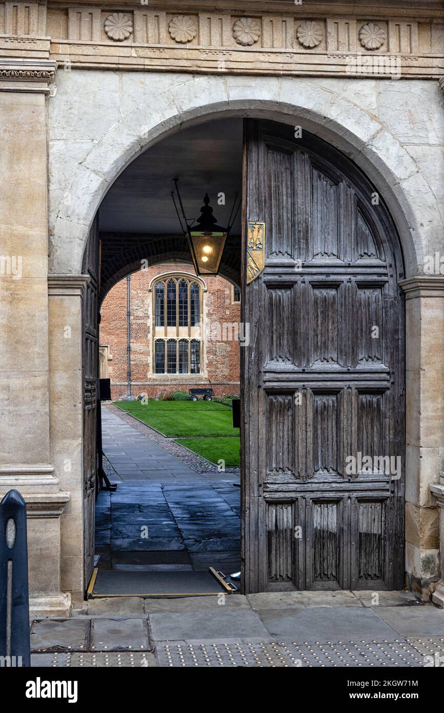 CAMBRIDGE, Regno Unito - 31 OTTOBRE 2022: Vista attraverso le vecchie porte di legno del Magdalene College Porters' Lodge Foto Stock