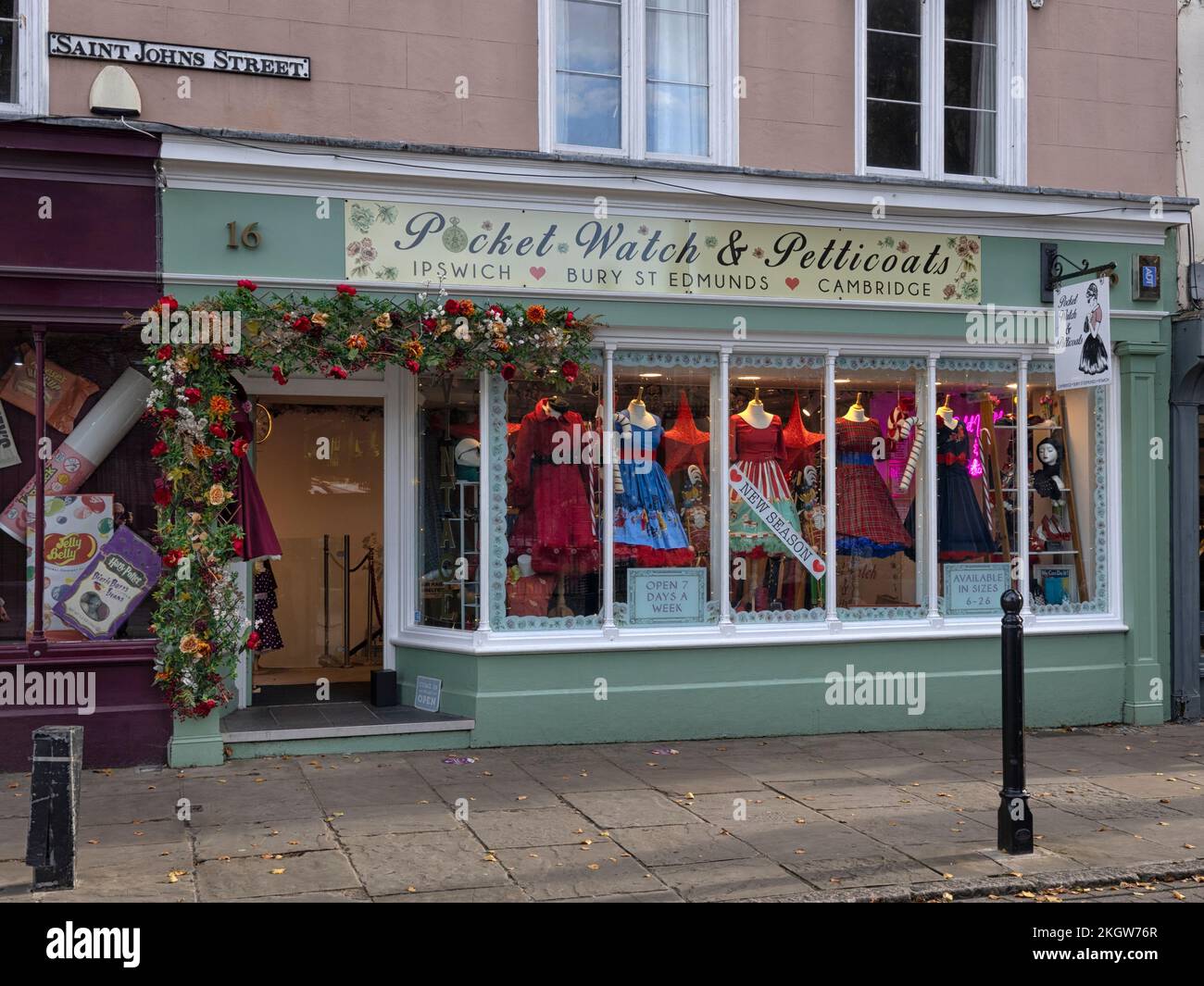 CAMBRIDGE, Regno Unito - 31 OTTOBRE 2022: Vista esterna di Pocket Watch e Petticoats negozio di abbigliamento vintage a Saint Johns Street Foto Stock