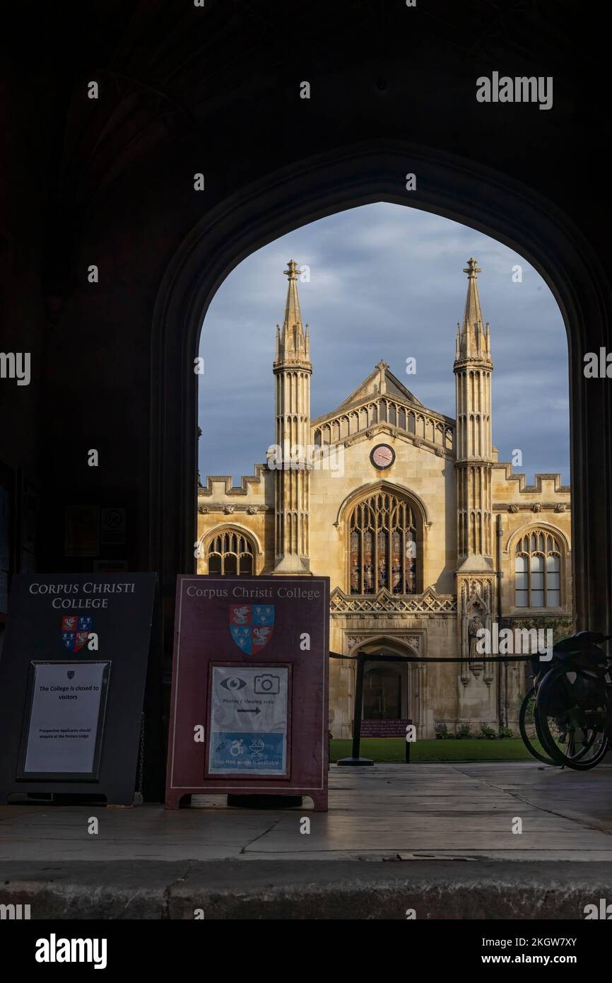CAMBRIDGE, Regno Unito - 31 OTTOBRE 2022: Vista del quadrangolo e della cappella del Corpus Christi College attraverso l'ingresso ad arco con cartello Foto Stock