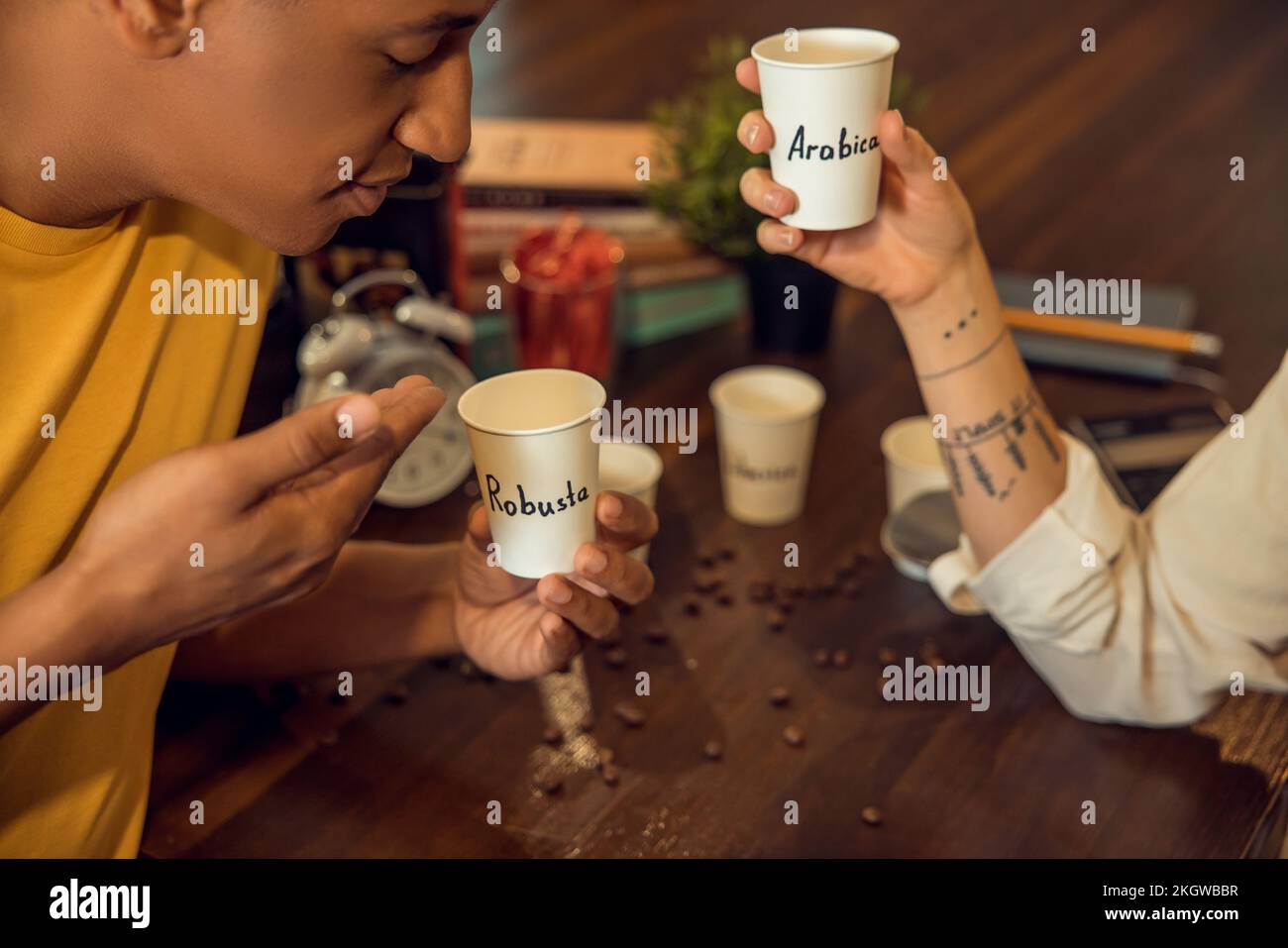Giovane inalando l'aroma di una bevanda caffeinata Foto Stock