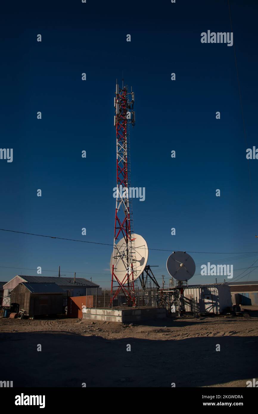 Antenne satellitari, centro di comunicazione, Gjoa Haven, Nunavut, Canada Foto Stock