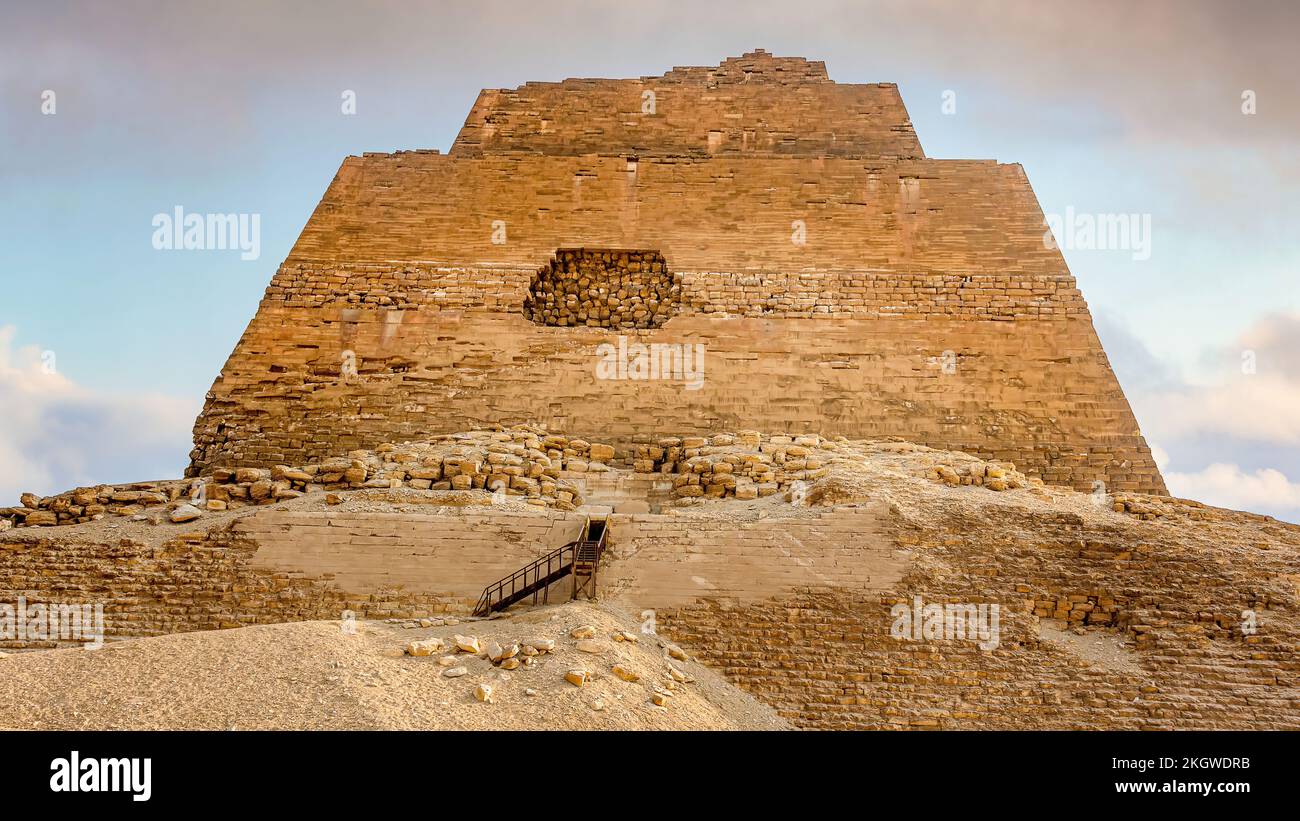 Sakkara, Egitto; 22 novembre 2022 - la piramide di Meidum, Egitto si trova a circa 72 chilometri a sud del Cairo moderno. Foto Stock
