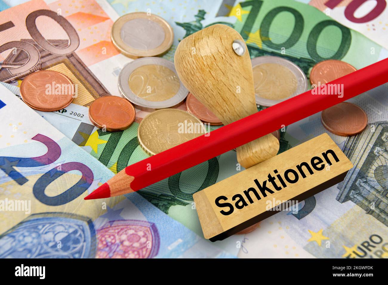 Sanzioni tedesche con banconote, monete, francobolli e matita rossa in euro Foto Stock