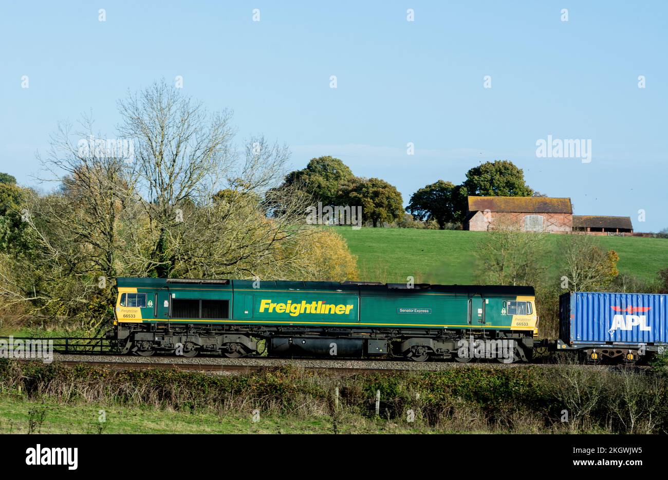 Locomotiva diesel Freightliner classe 66 n. 66533 'Senator Express' che tira un treno freightliner, Warwickshire, Regno Unito Foto Stock