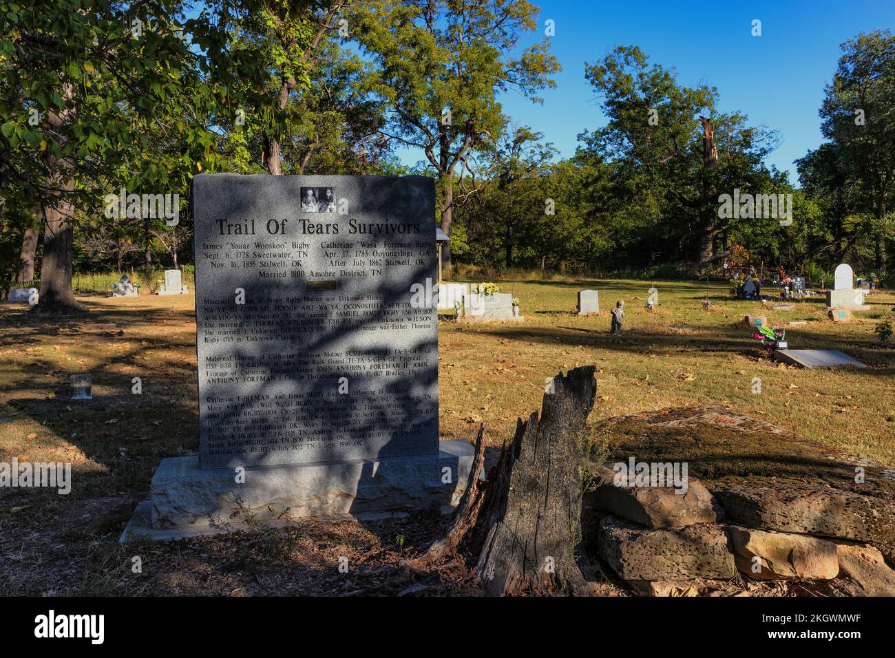 Stilwell, Oklahoma, Stati Uniti d'America - 29 settembre 2022: Memorial sopra le tombe di James 'Youar Wooskoo' Bigby e Catherine 'Wasa' Foreman Bigby sopravvissuti Foto Stock