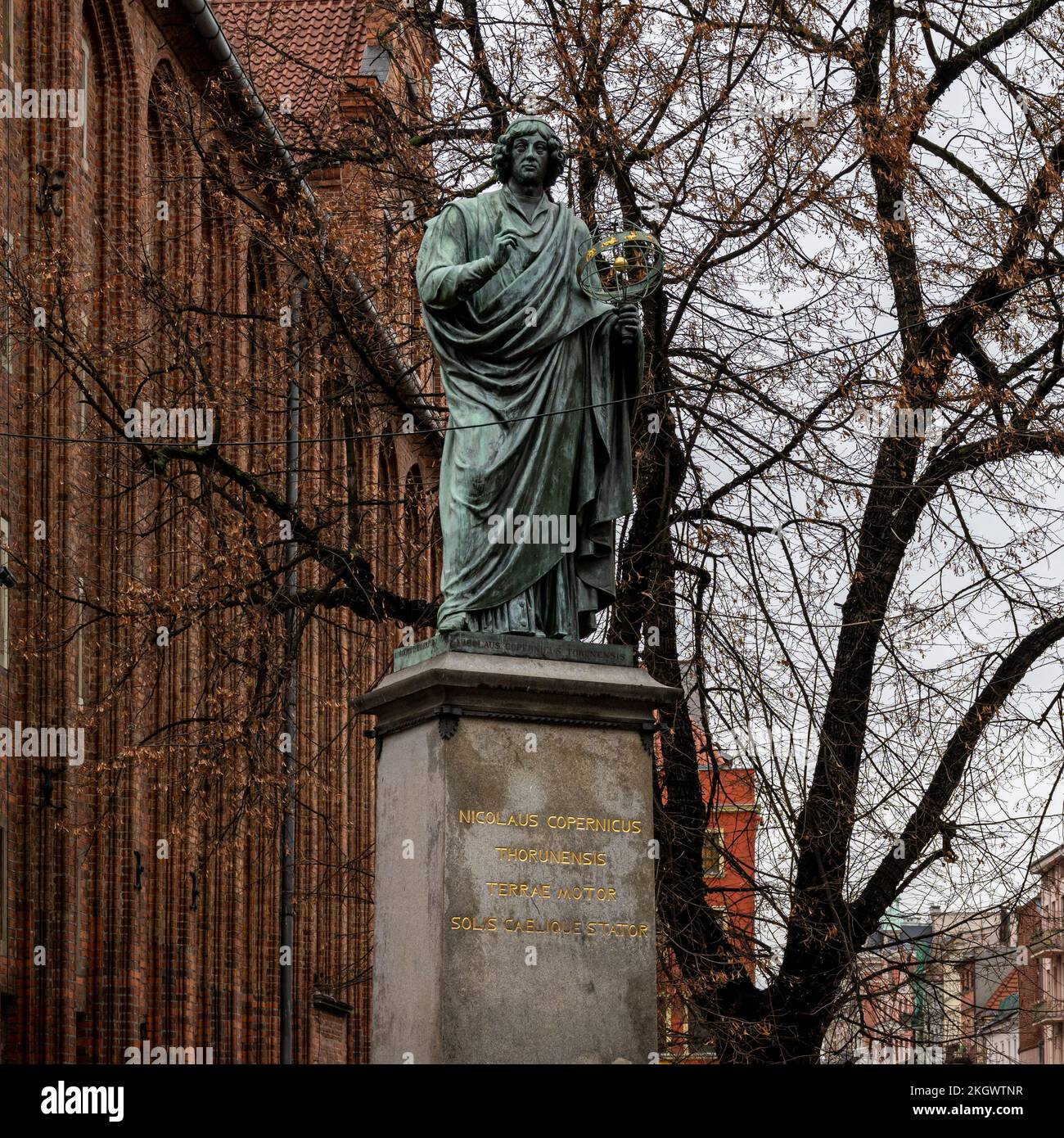 2 gennaio 2021 - Torun, Polonia: La statua in bronzo di Nicolao Copernico, matematico e astronomo polacco. Torun è il suo luogo di nascita e un sito patrimonio dell'umanità dell'UNESCO Foto Stock