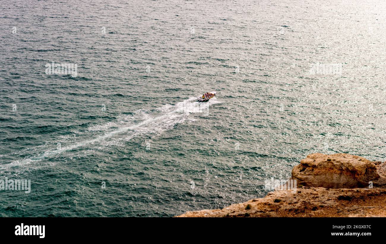 Cave Boat fare un viaggio attraverso il Mar Mediterraneo e la costa dell'Algarve in Portogallo Foto Stock