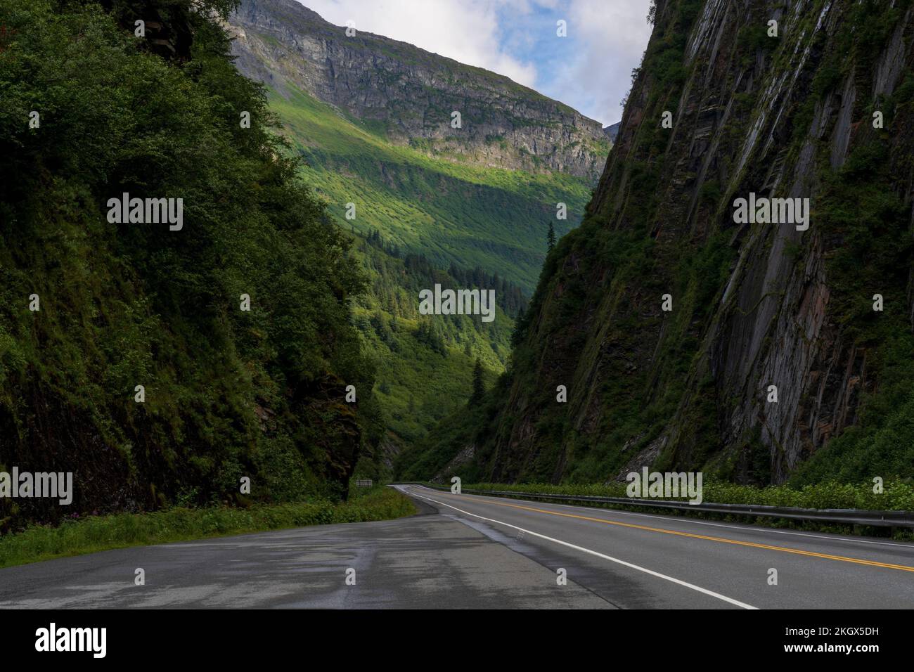 Un'immagine panoramica di una strada attraverso il Keystone Canyon a Valdez, Alaska Foto Stock