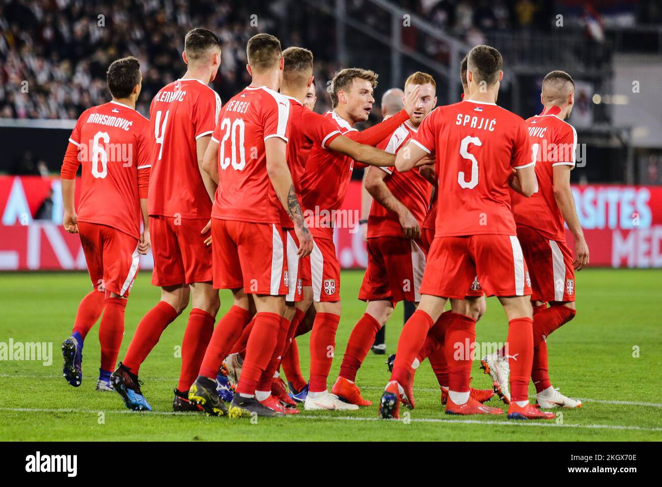 Wolfsburg, Germania, 20 marzo 2019: I giocatori serbi festeggiano il loro primo goal durante il gioco amichevole internazionale Germania vs Serbia Foto Stock