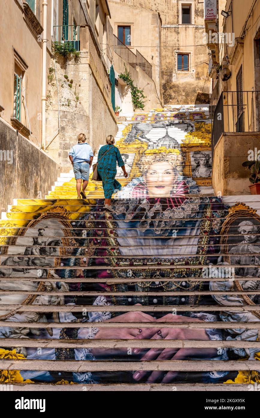 Passi colorati nel centro storico di noto, Sicilia, Italia. Foto Stock