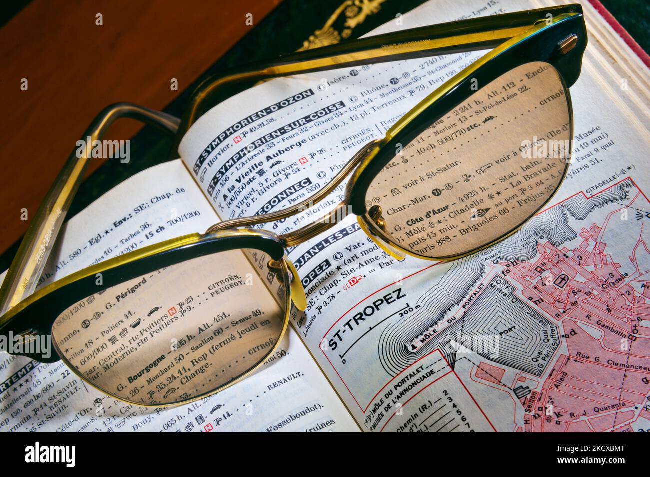 ST TROPEZ 1950 's viaggio pianificazione vintage retrò occhiali da sole Zeiss su 1950s-60s francese Michelin guida turistica libro su Saint-Tropez pagina Costa Azzurra Francia Foto Stock