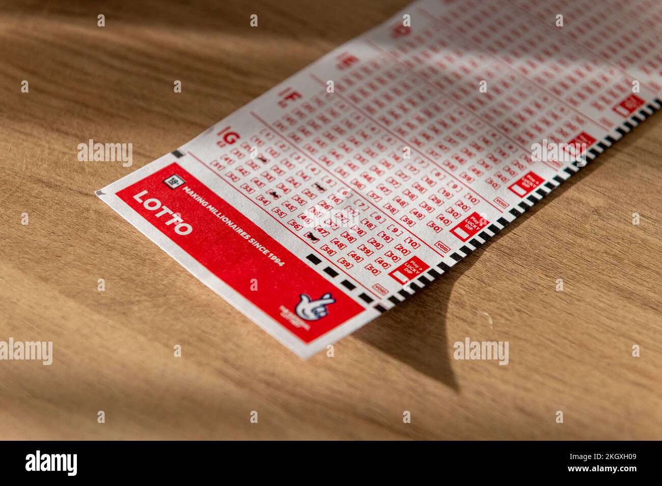 Londra. UK- 11.20.2022. Un buono National Lottery su un tavolo. Foto Stock