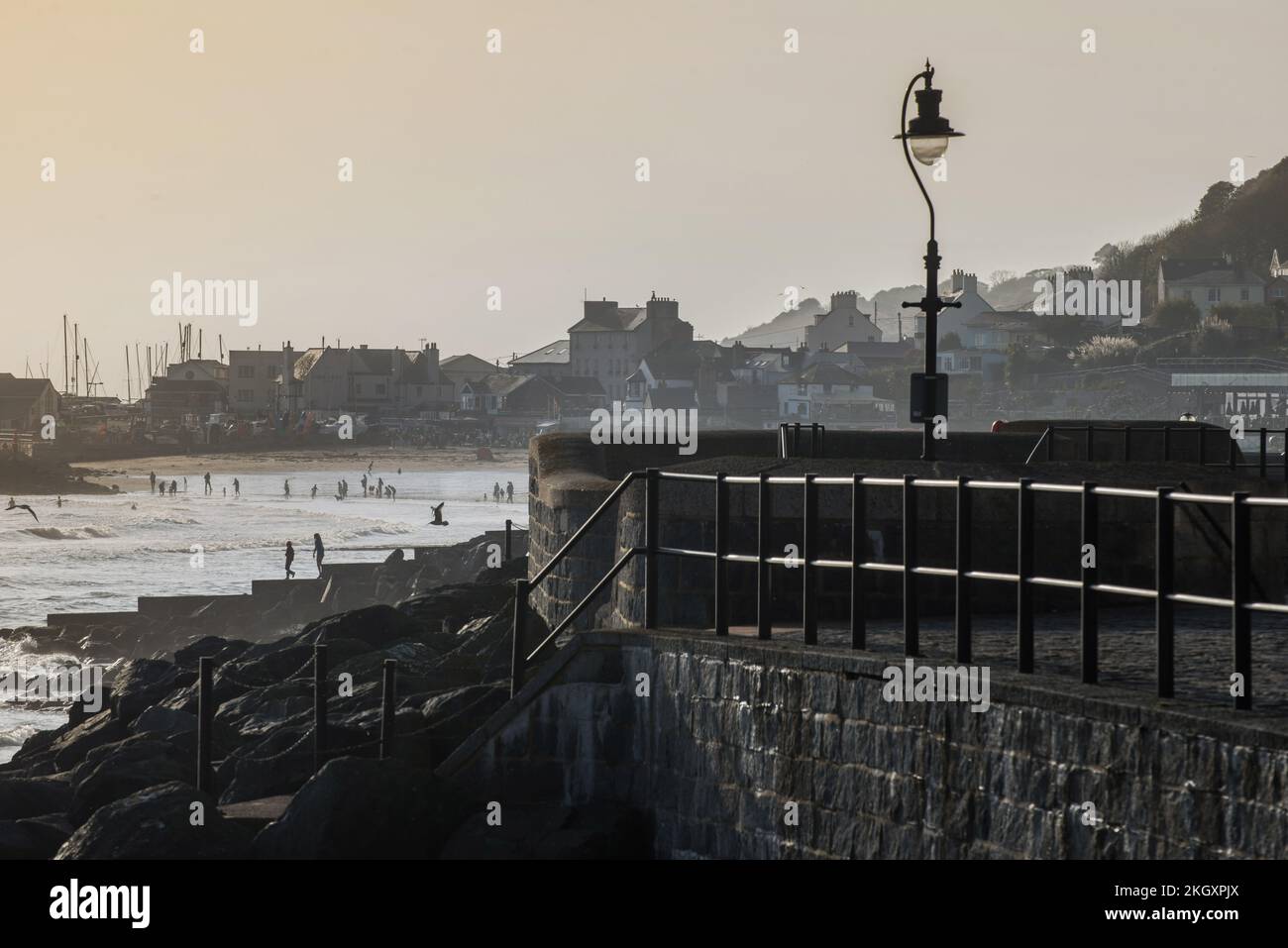 Vista sul lungomare dall'estremità orientale di LymeRegis, Dorset, Inghilterra Foto Stock