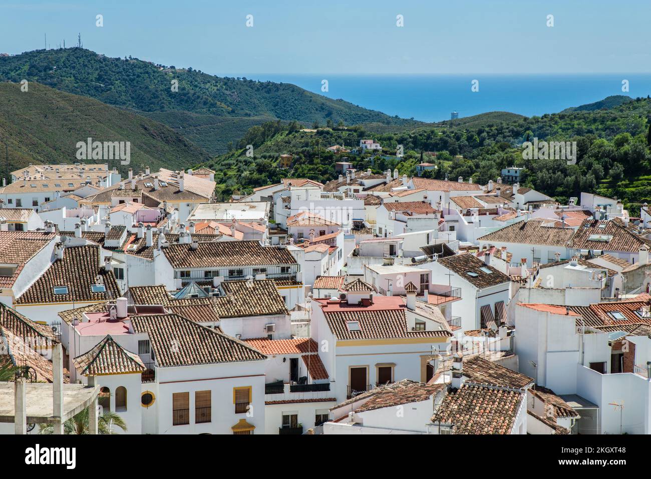 Il villaggio di montagna di Ojén, Andalusia, Spagna, uno dei pueblo blancos sulla Costa del Sol Foto Stock