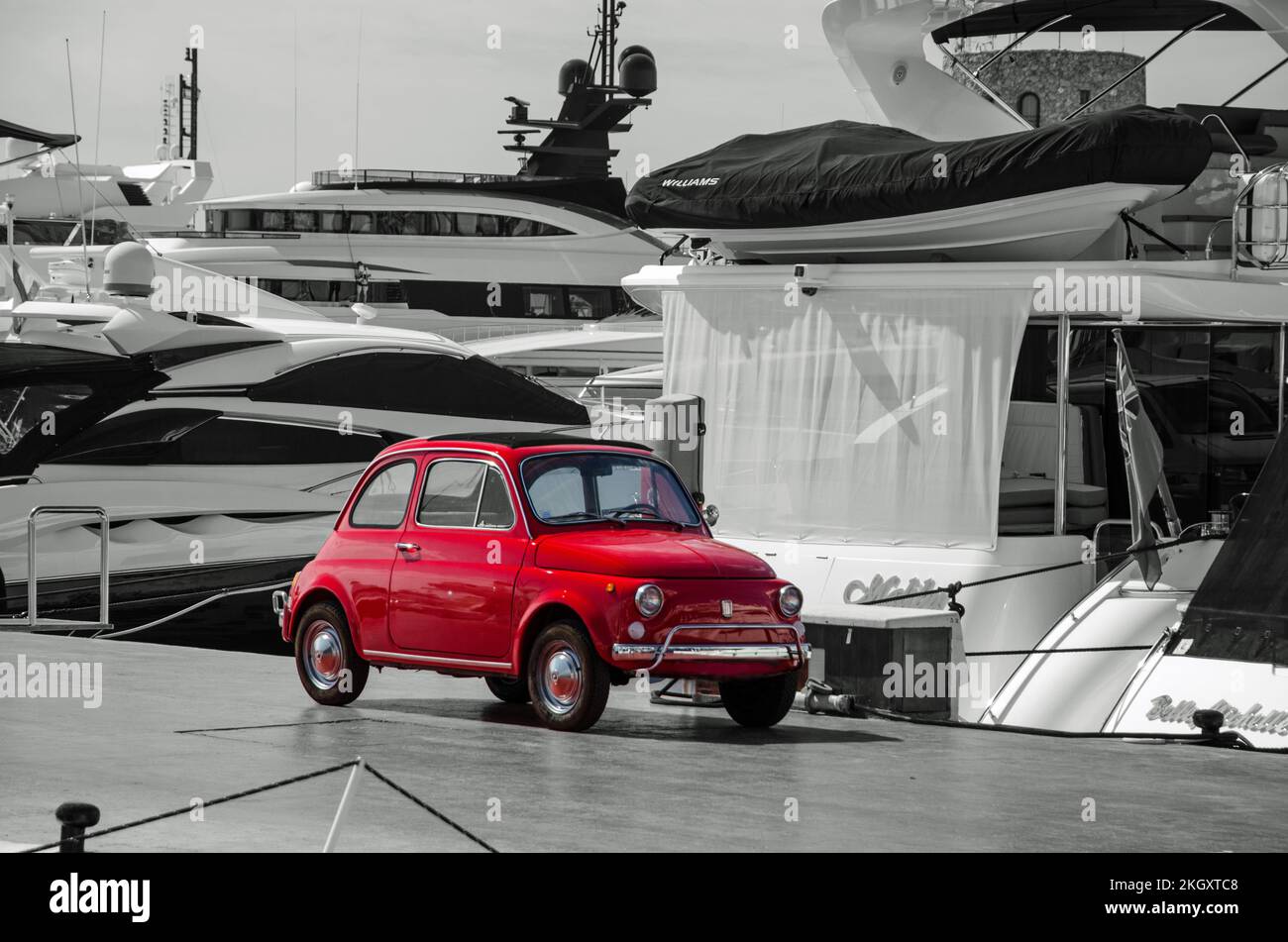 Fiat 500 rossa su Puerto Banus Marina, Marbella, Spagna Foto Stock