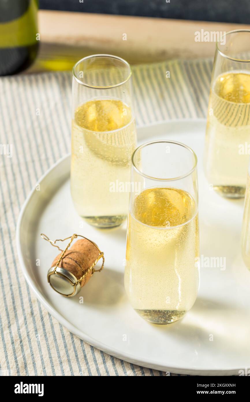 Flauti rinfrescanti dello champagne per la vigilia di Capodanno Foto Stock