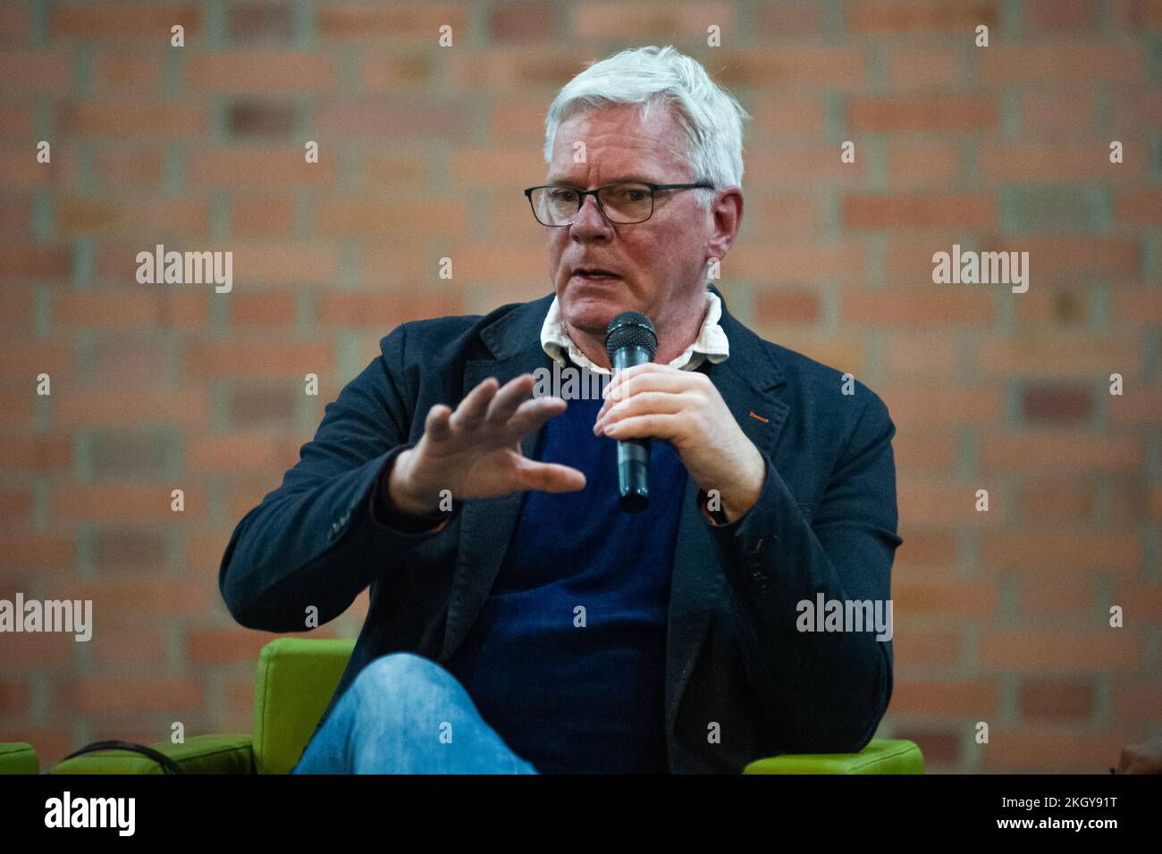 Kristinn Hrafnsson, direttore generale di WikiLeaks, parla durante una discussione sulla libertà di espressione all'Università Nazionale della Colombia, a Bogotà, Colomb Foto Stock