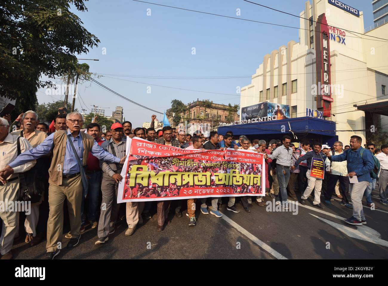 Kolkata, India. 23rd Nov 2022. I membri delle diverse organizzazioni dei dipendenti del governo del Bengala Occidentale, prendono parte a una manifestazione per protestare per chiedere un'escursione di indennità di durezza fuori Bidhansabha (Camera dell'Assemblea legislativa), il 14 novembre 2022, a Kolkata City, India. (Credit Image: © Biswarup Gangully/eyepix via ZUMA Press Wire) Foto Stock