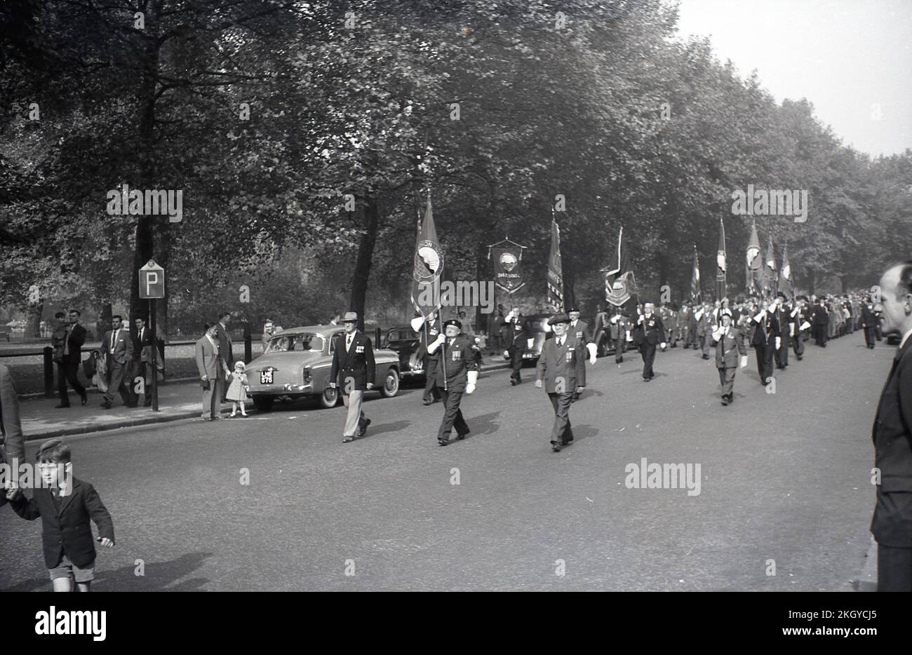 1950s, storici, anziani membri sindacali che marciano lungo Parliament Hill, Westminster, Londra, Inghilterra, Regno Unito, Forse come parte del Royal British Legion Festival of Remembrecence. Foto Stock
