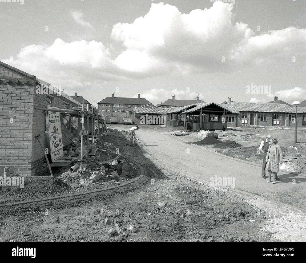 1986, storico, sito di costruzione, nuove case per anziani - oltre 60s - piccoli bungalow terrazzati e un centro comunitario per i residenti, sulla sinistra della foto, in costruzione, Nottingham, Inghilterra, Regno Unito. Foto Stock