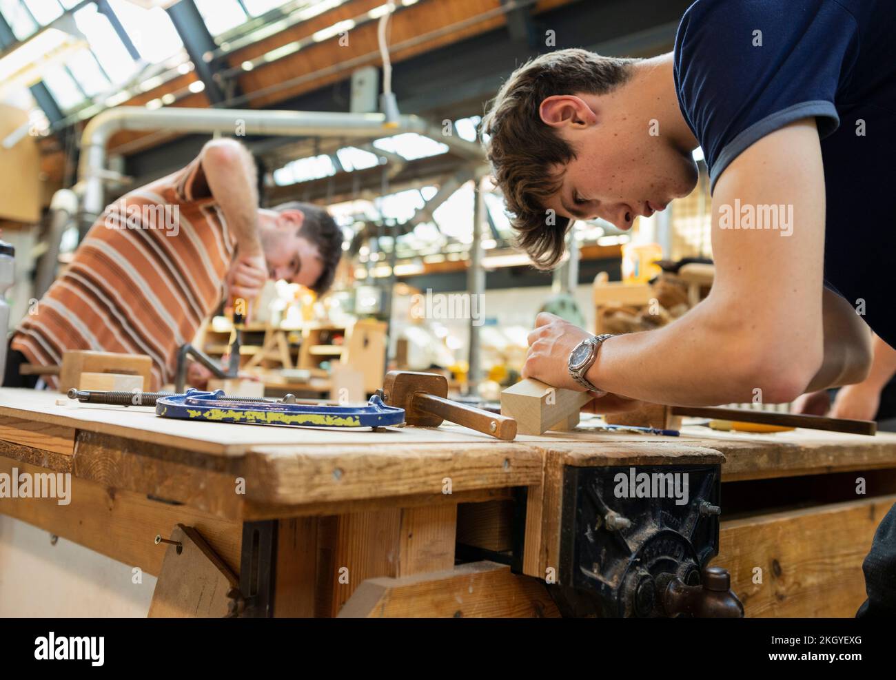 Studenti del college che studiano la produzione di mobili in un college nel Regno Unito Foto Stock