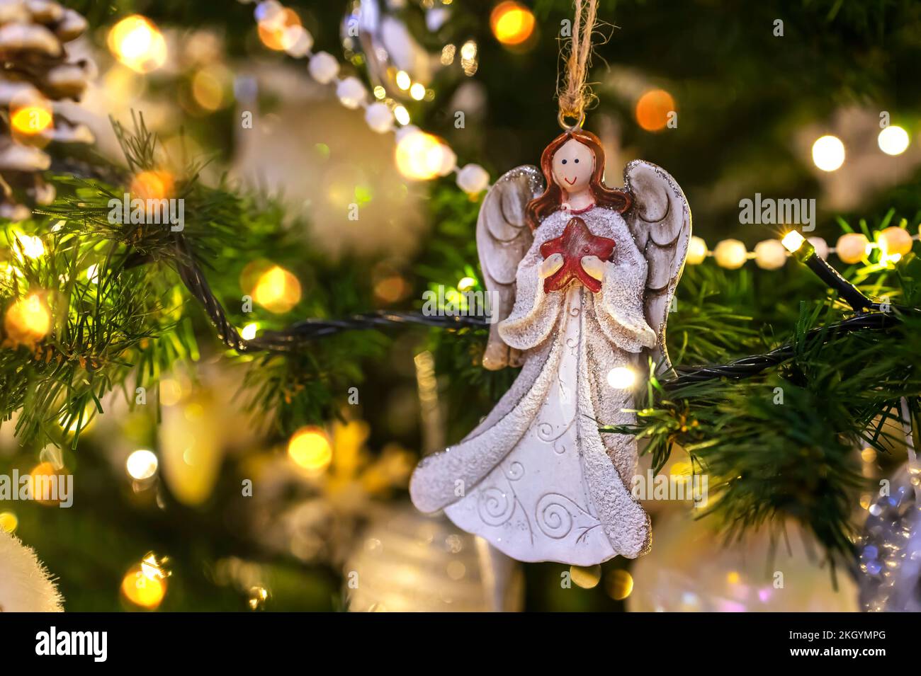 Bella composizione natalizia con coni di conifere, albero di Natale, decorazione per le vacanze, angelo. Vista dall'alto, spazio di copia. Foto Stock