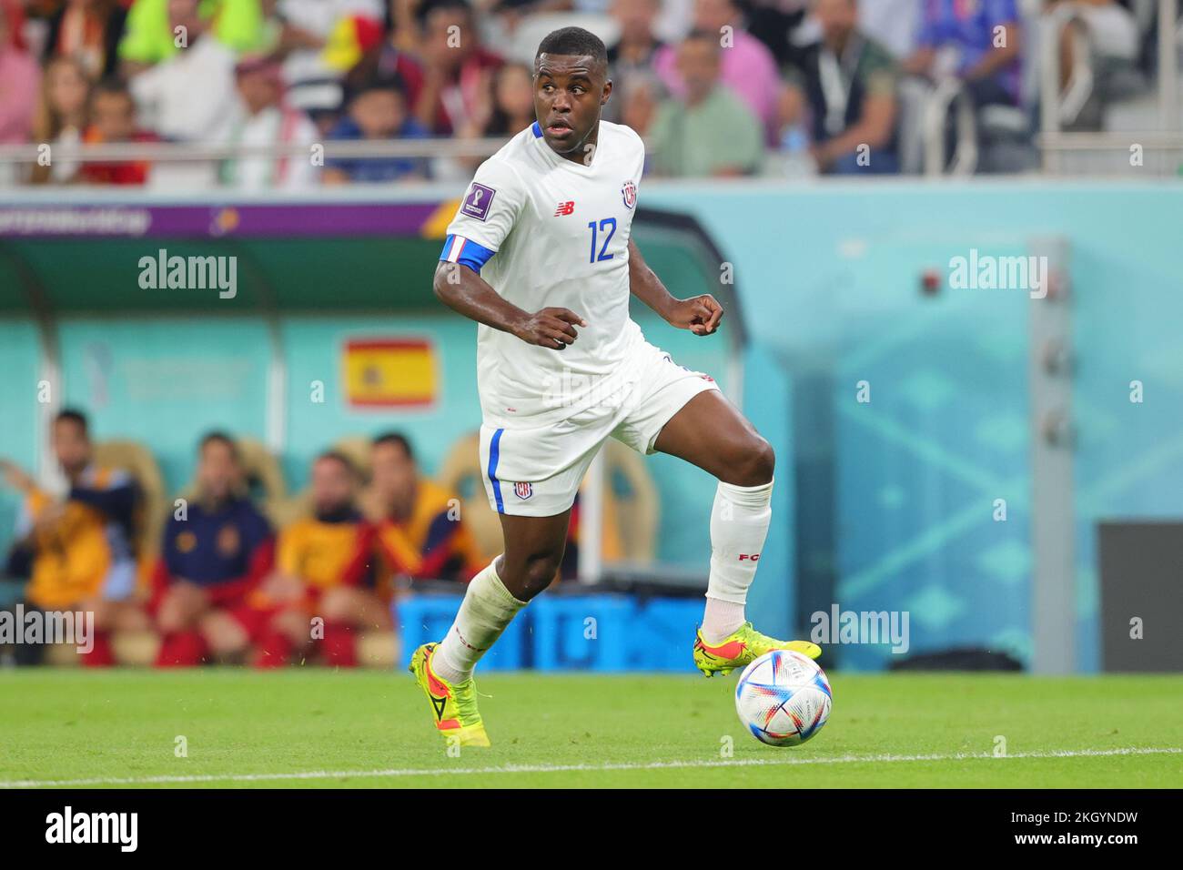 Doha, Qatar. 23rd Nov 2022. Joel Campbell del Costa Rica attacca durante la partita di Coppa del mondo FIFA Qatar 2022 Group e tra Spagna e Costa Rica allo Stadio al Thumama di Doha, Qatar, il 23 novembre 2022. Foto di Peter Dovgan. Solo per uso editoriale, licenza richiesta per uso commerciale. Non è utilizzabile nelle scommesse, nei giochi o nelle pubblicazioni di un singolo club/campionato/giocatore. Credit: UK Sports Pics Ltd/Alamy Live News Credit: UK Sports Pics Ltd/Alamy Live News Credit: UK Sports Pics Ltd/Alamy Live News Foto Stock