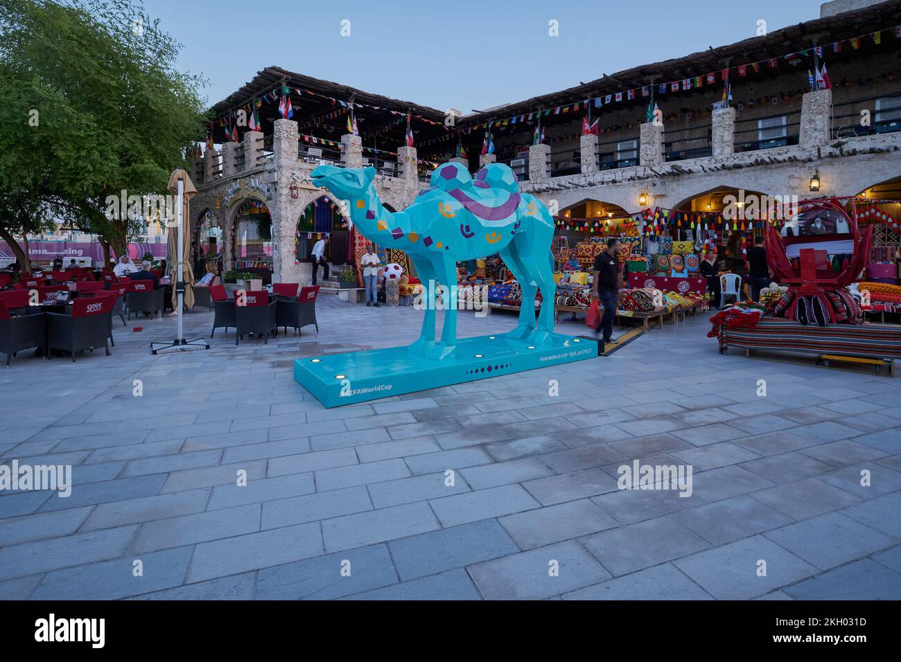 Souq Waqif Doha, Qatar scatto pomeridiano che mostra al Qatar la preparazione per la Coppa del mondo FIFA Qatar 2022 con la gente del posto e i visitatori Foto Stock