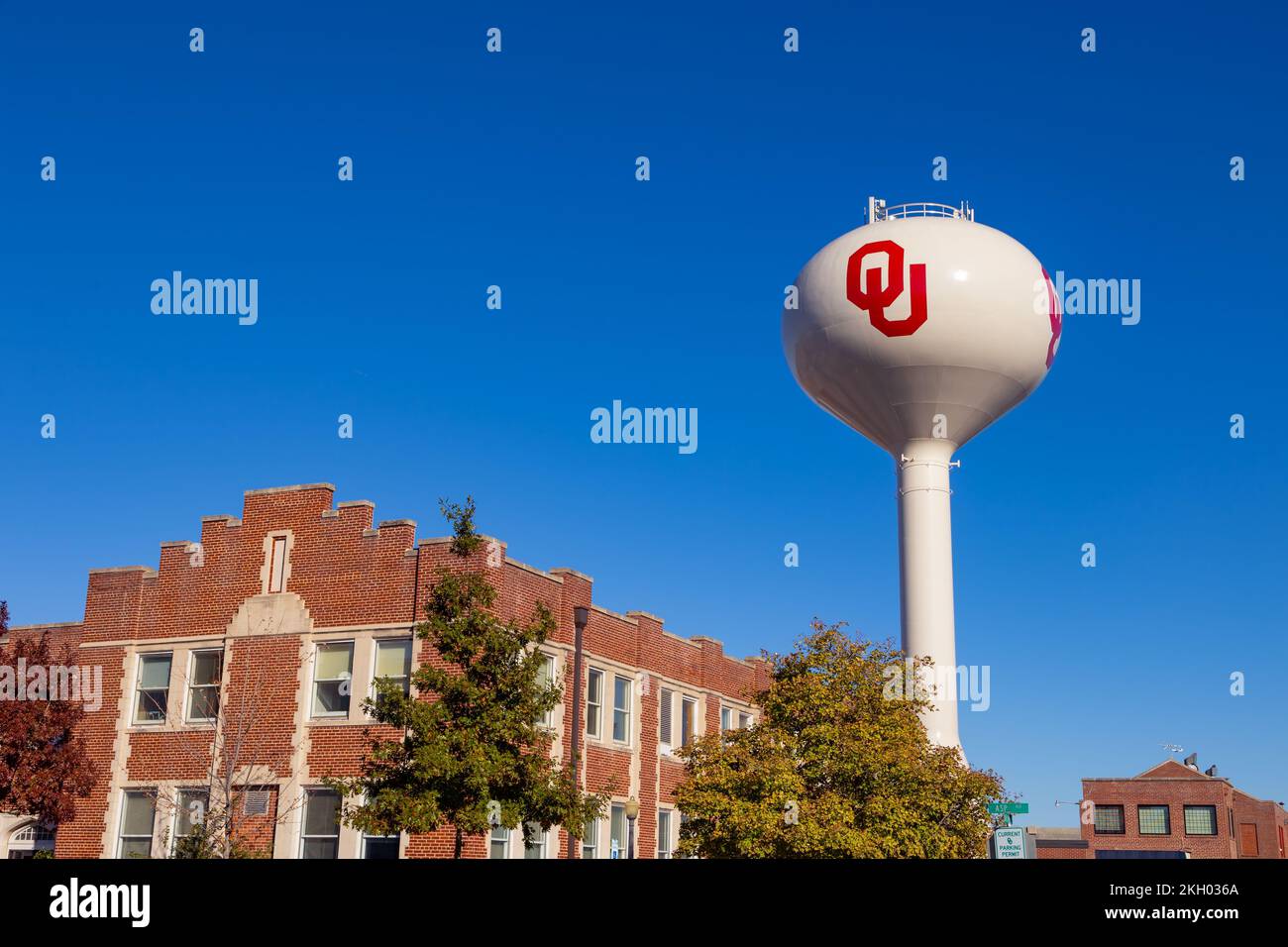Norman, OK - Novembre 2022: La torre dell'acqua con il logo dell'Università dell'Oklahoma. Foto Stock