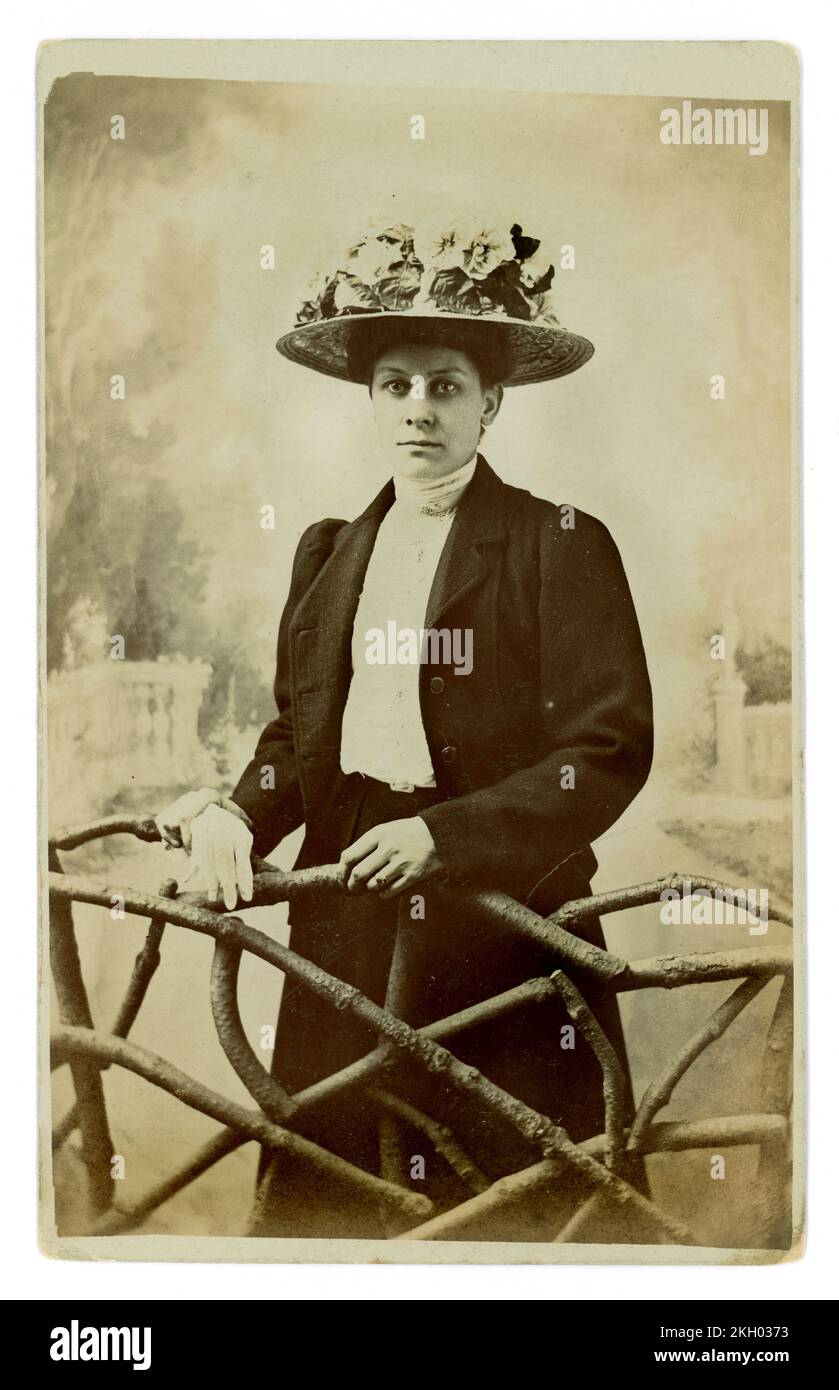 Originale, leggermente polarizzato guardando Edwardian era ritratto studio di attraente giovane donna indossando un elaborato grande cappello, stile 'giardino', circa 1908. Foto Stock