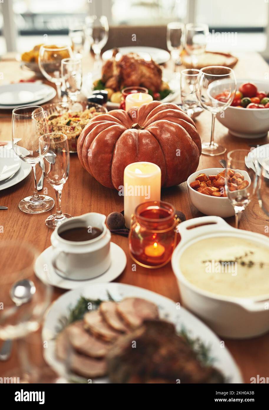 Ringraziamento, festa e cibo sul tavolo pronti a mangiare in vacanza, vacanza e festa tradizionale. Festa, Natale e delizioso banchetto Foto Stock