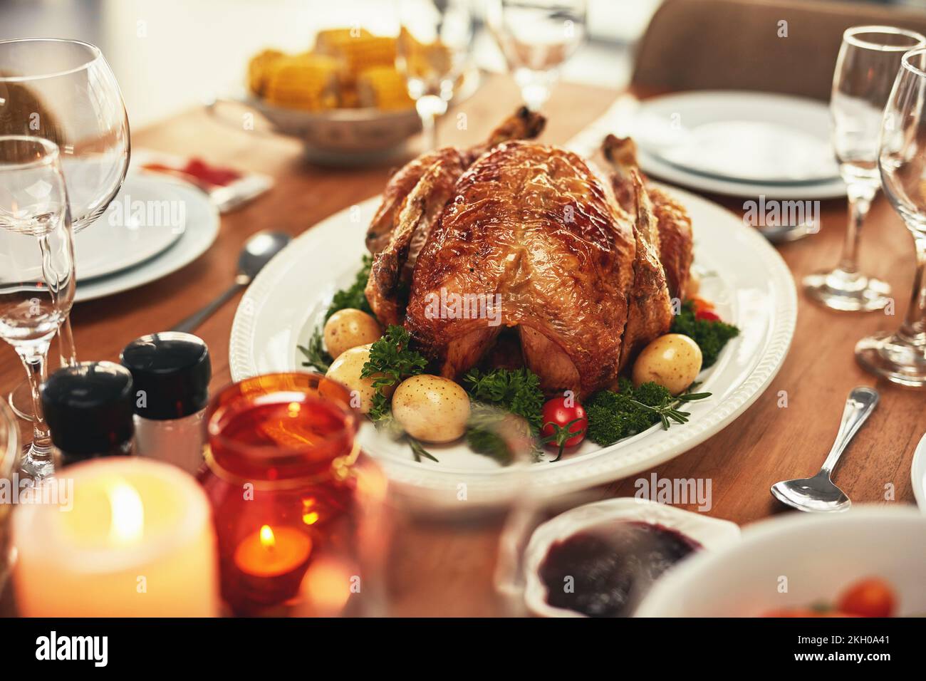 Ringraziamento, tacchino e cibo su un tavolo da pranzo per un evento di celebrazione, festa o stagione di festa. Natale, pollo e pasto con un piatto arrosto su un Foto Stock