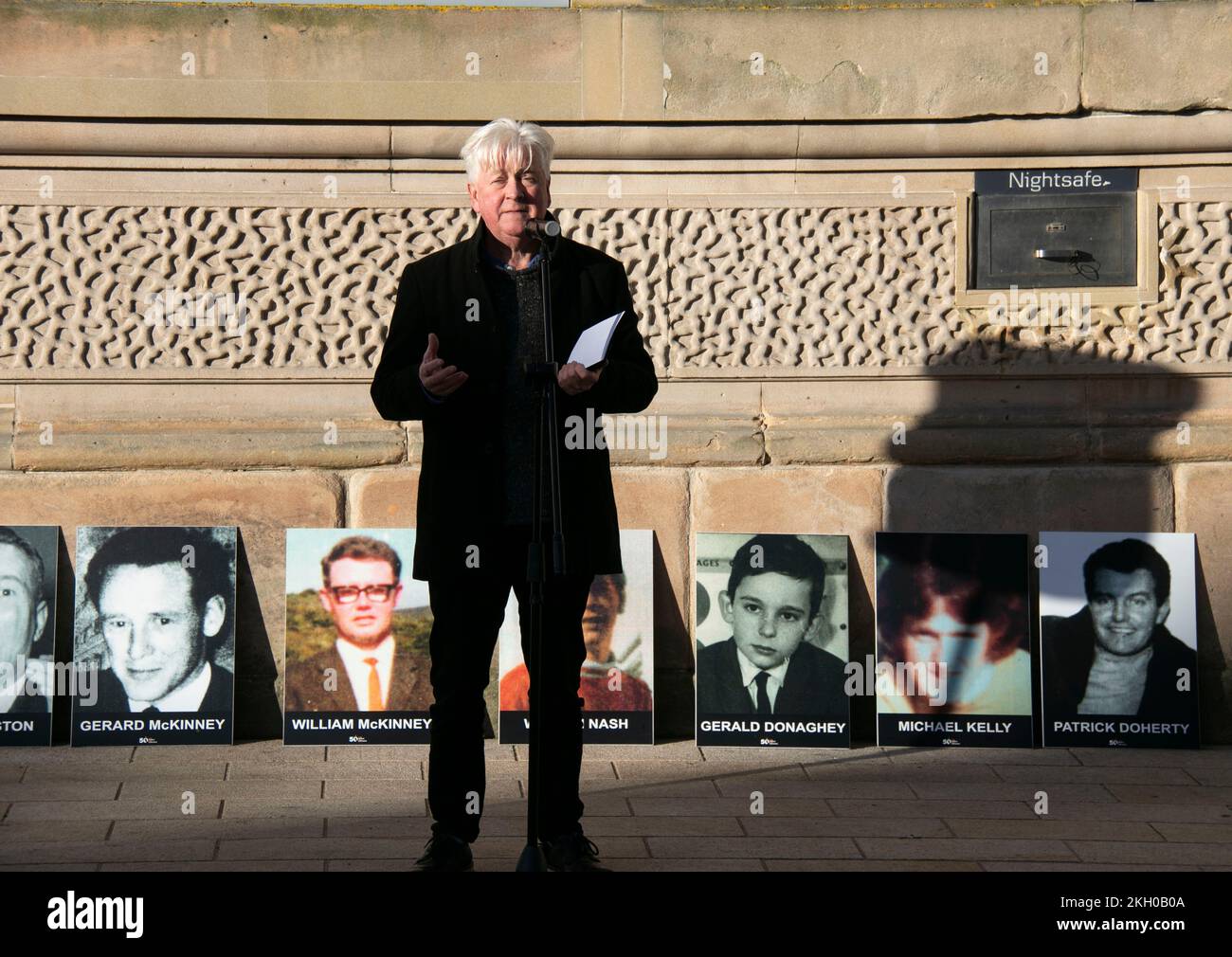 Paul o’Connor, Pat Finucane Centre, intervenendo alla protesta “Bin the Legacy Bill”, organizzata dal Bloody Sunday Trust e dal Pat Finucane Centre, in piazza Guildhall mercoledì pomeriggio Foto Stock