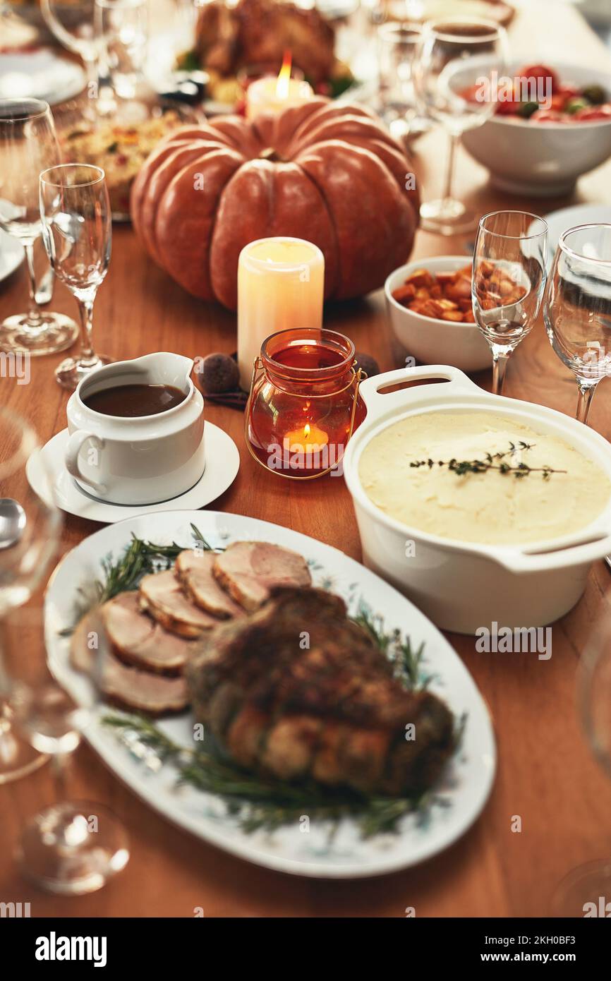 Natale, tradizione e pranzo festeggiamenti con cibo su un tavolo da pranzo durante una vacanza. Nutrizione, tavola sana e da pranzo durante il giorno del Ringraziamento Foto Stock