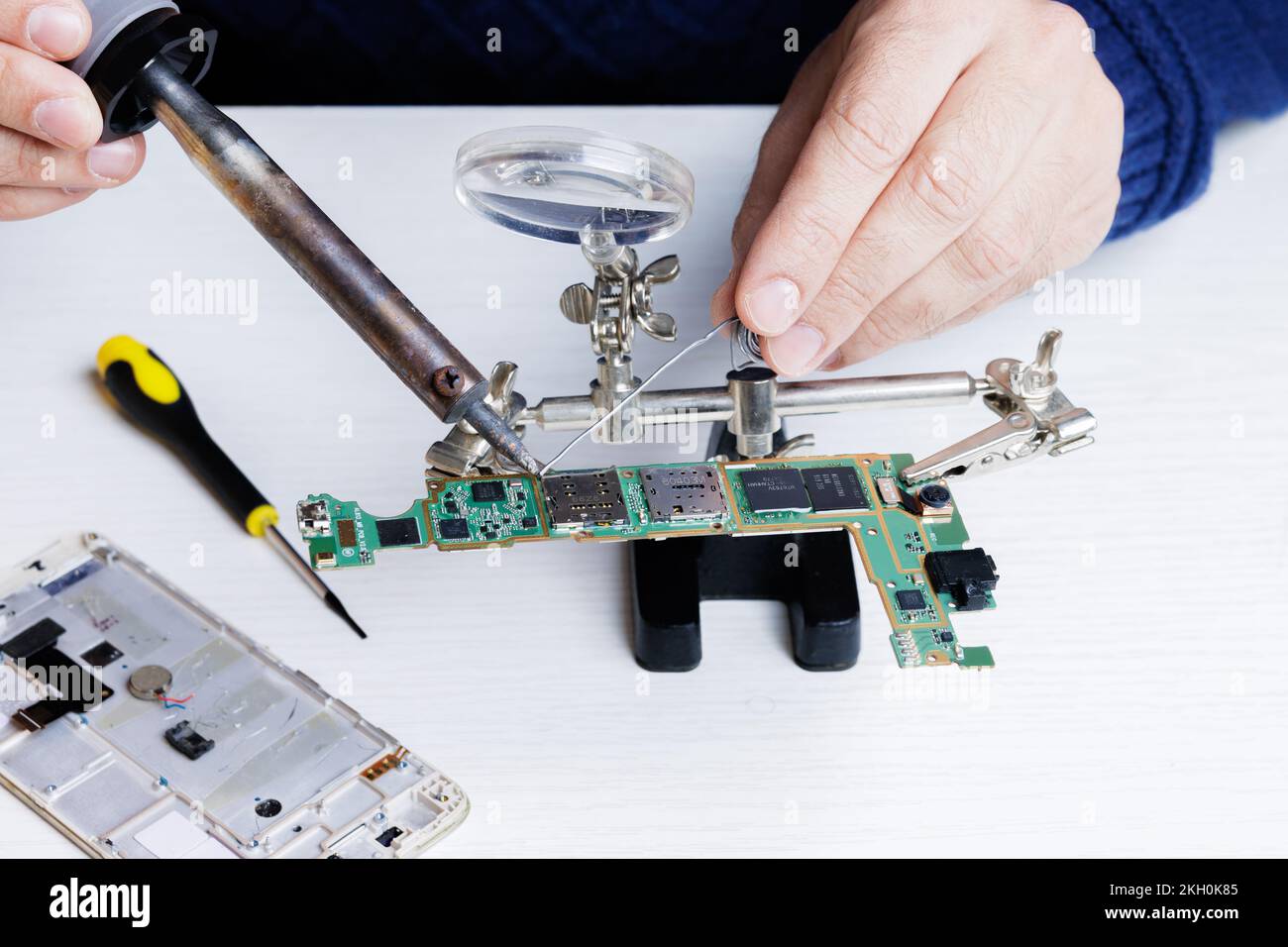 Riparazione della piastra del telefono cellulare. Interno dello smartphone Foto Stock