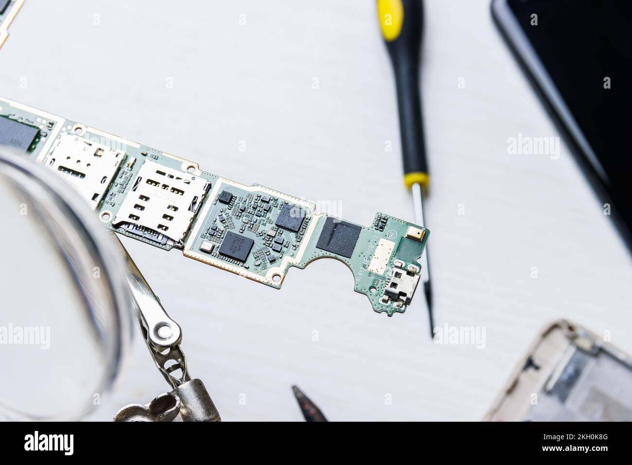 Riparazione della piastra del telefono cellulare. Interno dello smartphone Foto Stock